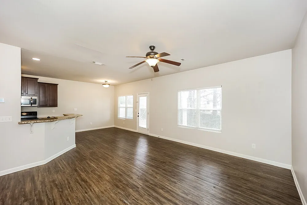 4 bed, 2.5 bath, 1940 sqft, $2,030 — Photo 4