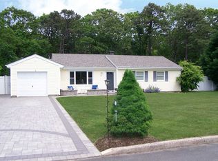 52 Marc Dr, Ridge, NY 11961