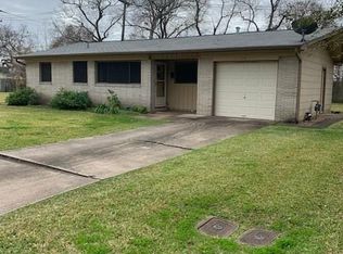 117 Forest Oaks Ln, Lake Jackson, TX 77566