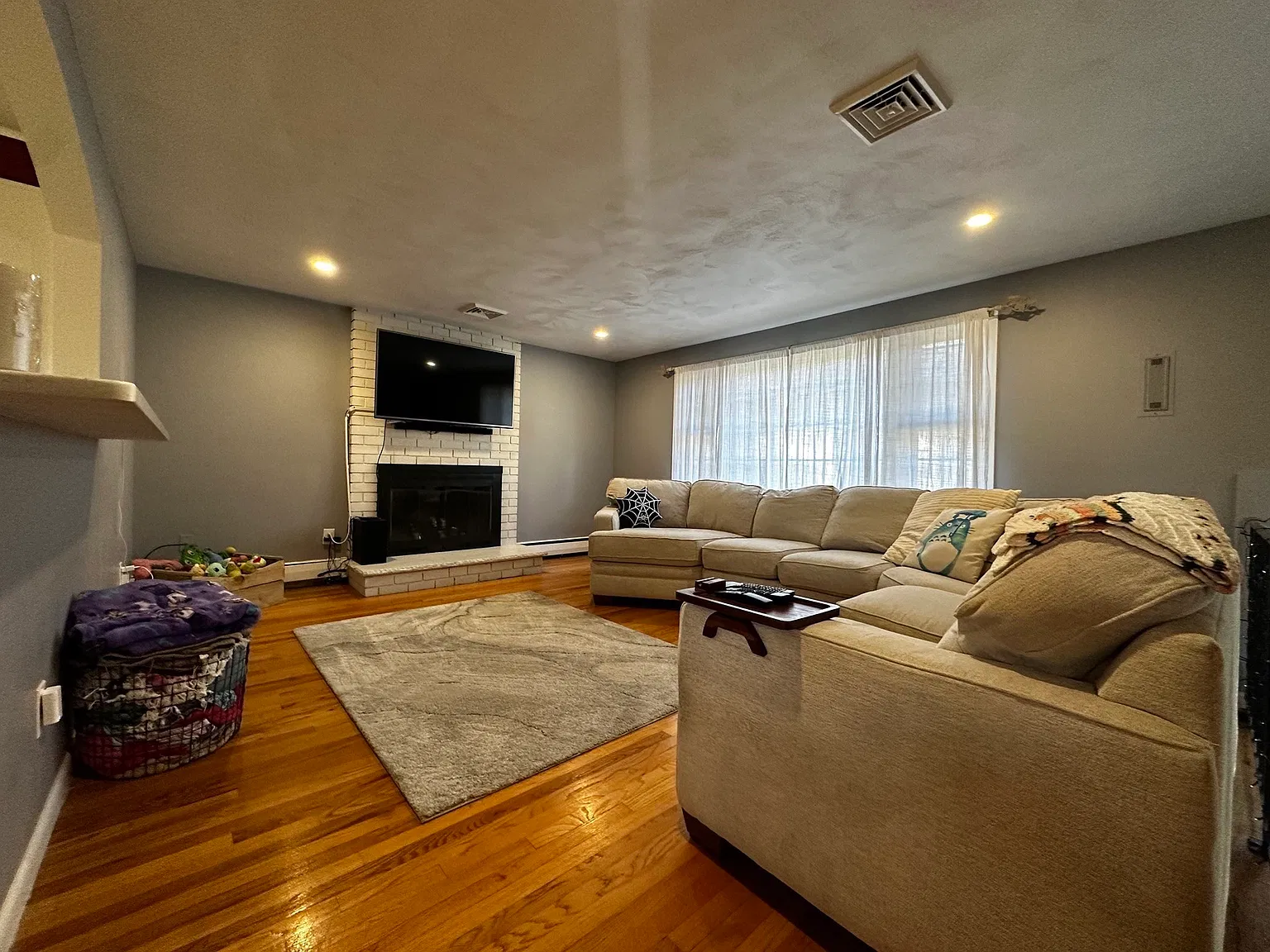4 bed, 2.0 bath, 1809 sqft, $3,750 — Photo 2