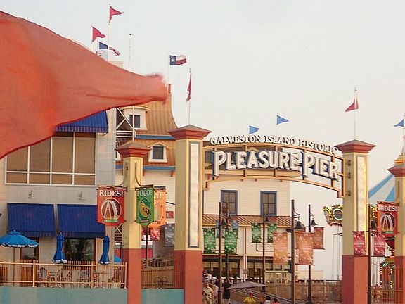 2 MINUTES AWAY FROM GALVESTON MAIN ATTRACTIONS