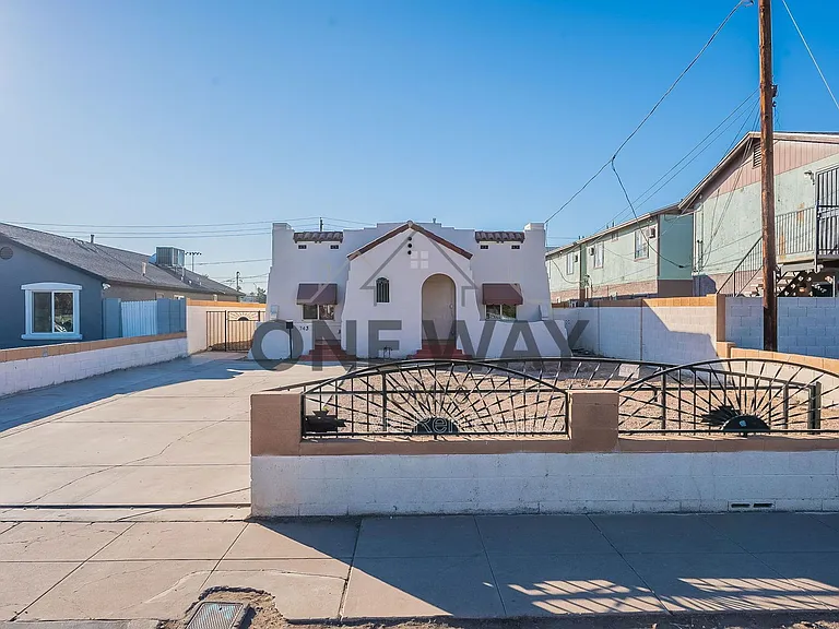 745 E Pierce St — Photo 1