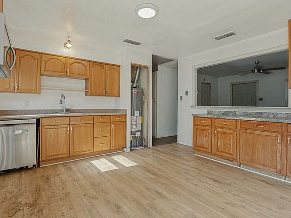 3rd image of 1024 Harris Dr