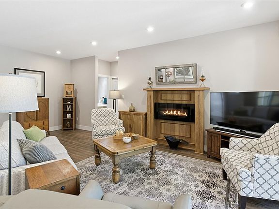 2nd image of 3831 Creekside Dr