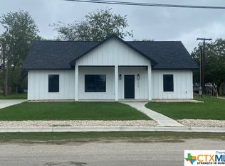 1029 E Fannin St, Luling, TX 78648