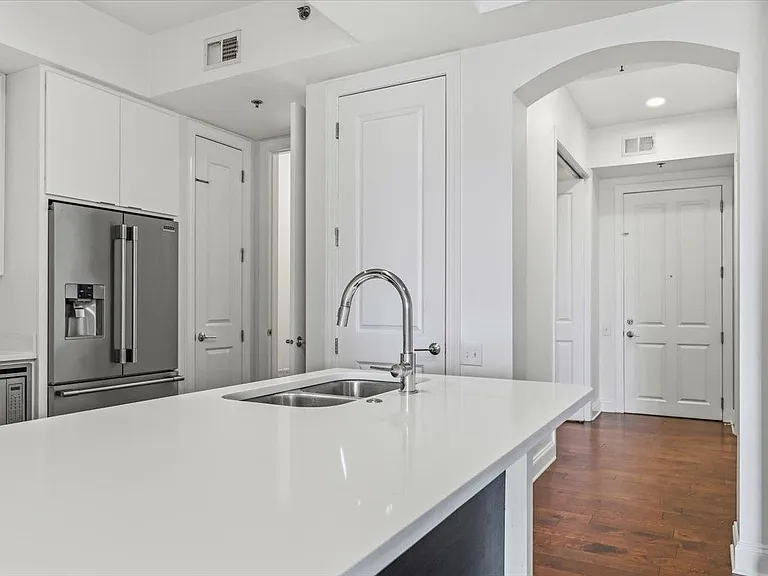 717 Riverside Dr #504 — Photo 7