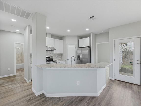 3rd image of 608 Mustang Cir