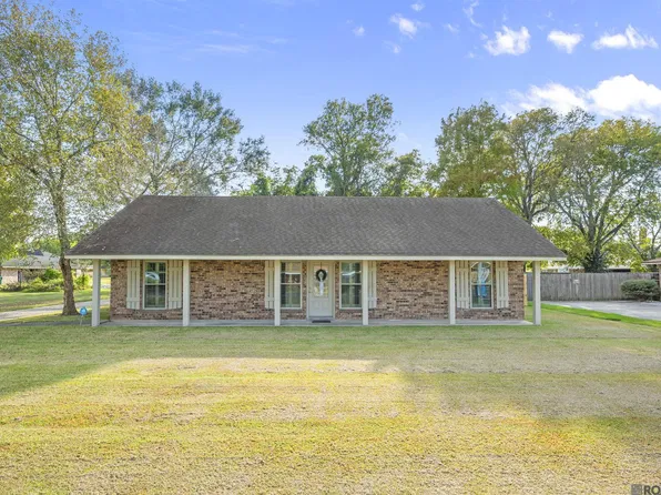 2209 Live Oak Dr, Brusly, LA 70719