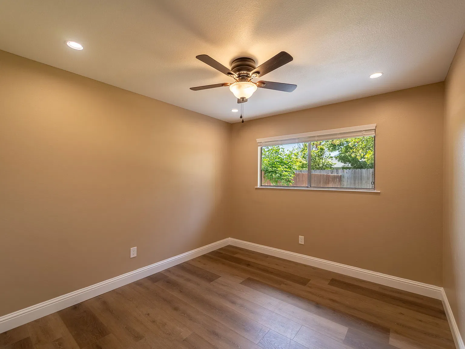 3 bed, 1000 sqft, $2,100 — Photo 4