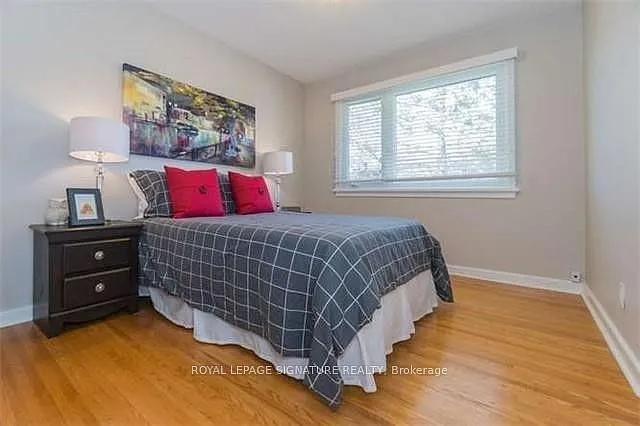 12 Lacewood Cres — Photo 9