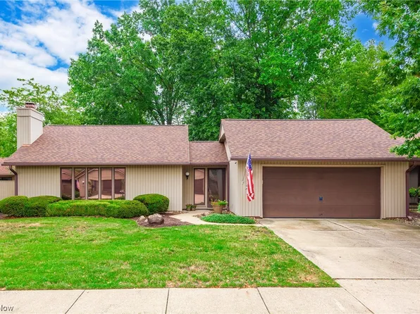 10827 Meadow Trl, Strongsville, OH 44149