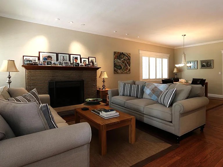2050 Brewster Ave — Photo 13