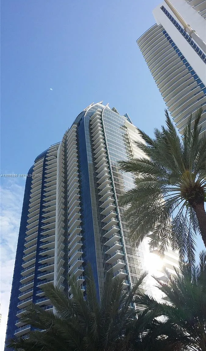 Jade Ocean Condo — Photo 1