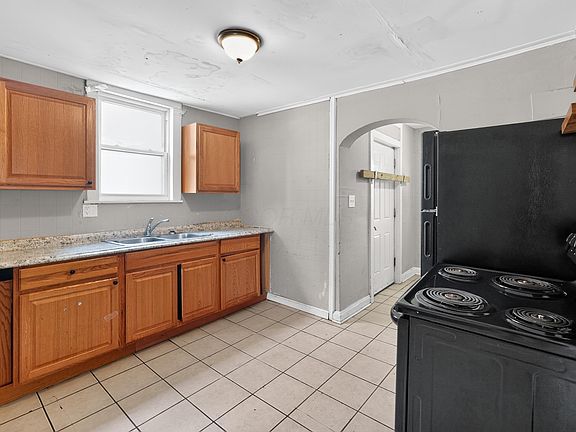 5th image of 550 Wrexham Ave