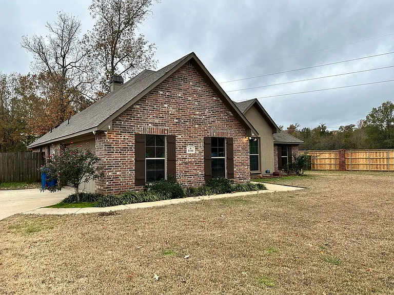 1100 Bear Creek Dr — Photo 2