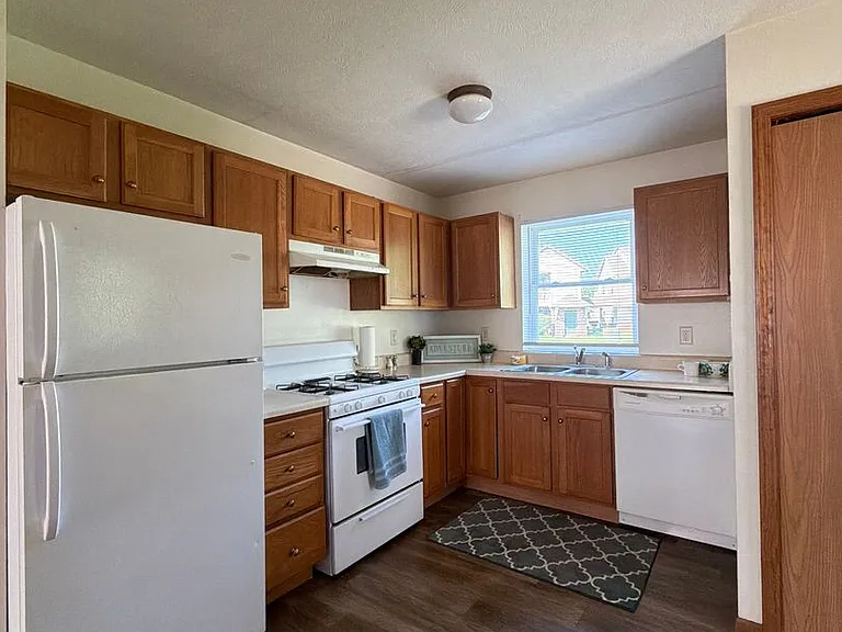 275 Woodridge Ct — Photo 24