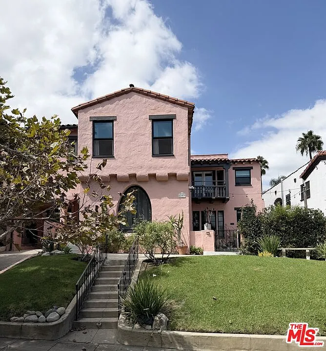 4 bed, 2.0 bath, 2200 sqft, $6,400 — Photo 2