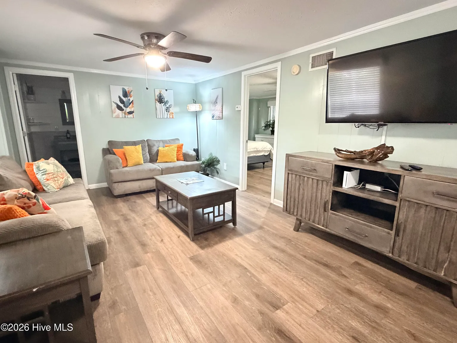5 bed, 2.0 bath, 1728 sqft, $2,500 — Photo 2
