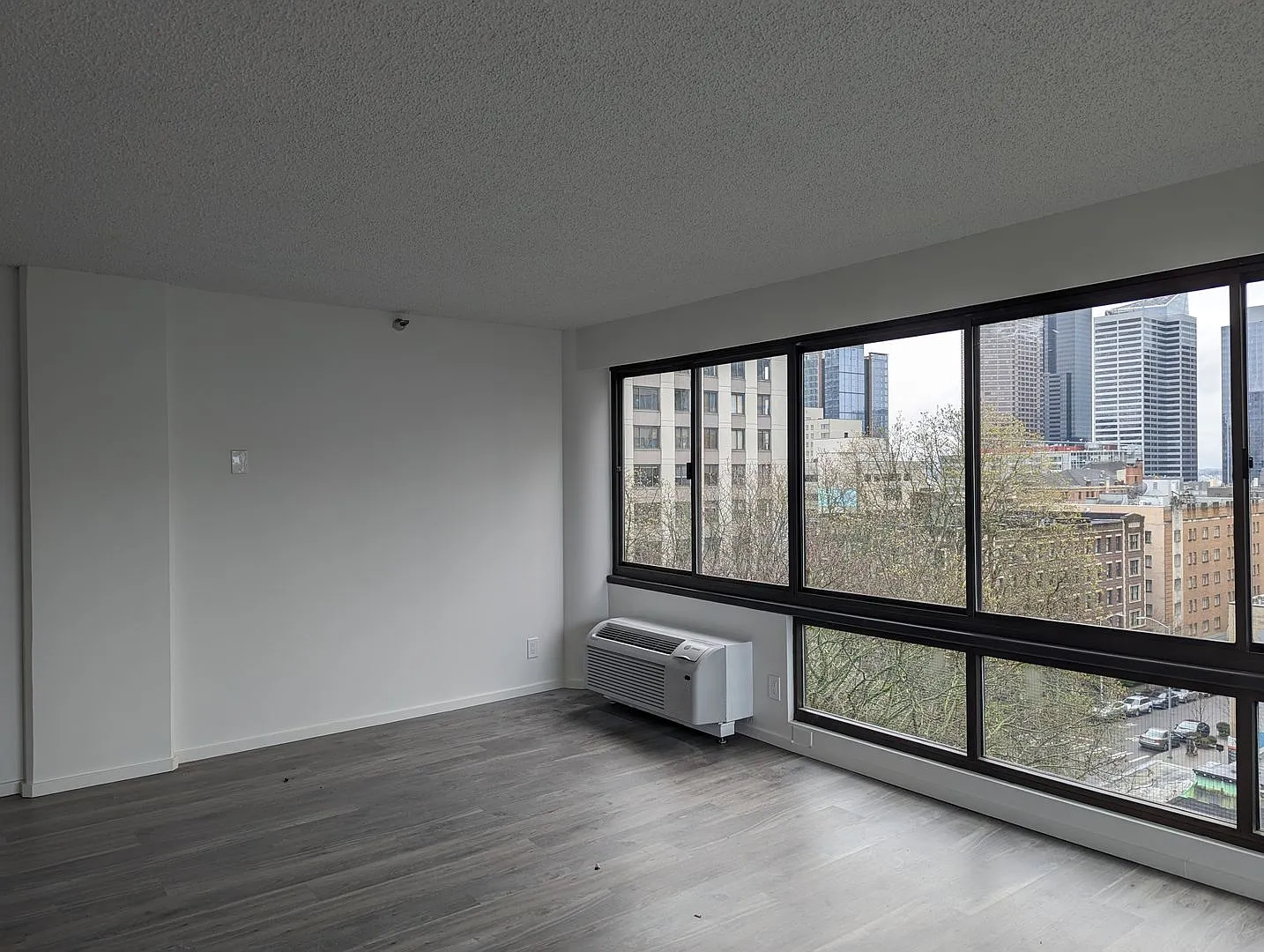 Gorgeous Space- Newly Remodeled Spring Hill Condo — Photo 3