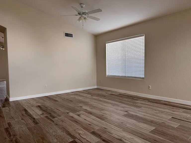 1606 W Kesler Ln — Photo 2