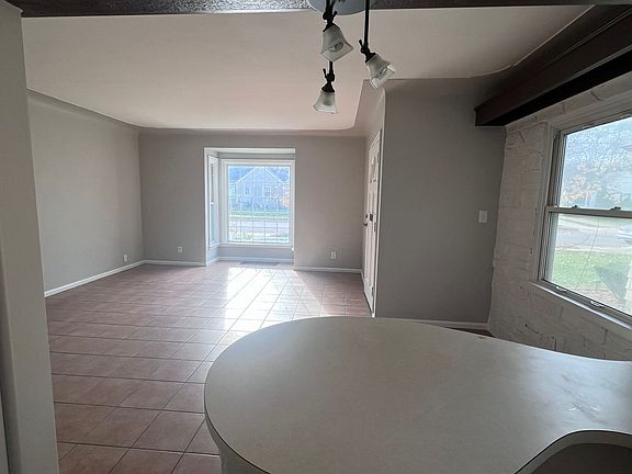 4th image of 1033 Elliott St SE