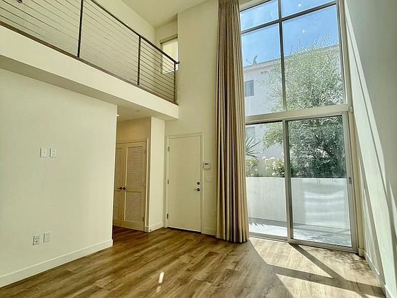 3rd image of 6143 Fountain Ave #102
