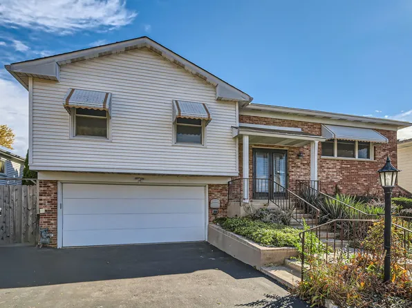 715 Patton Dr, Buffalo Grove, IL 60089