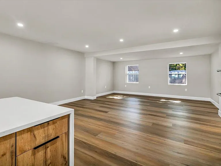 525 Lamara Way NE — Photo 34
