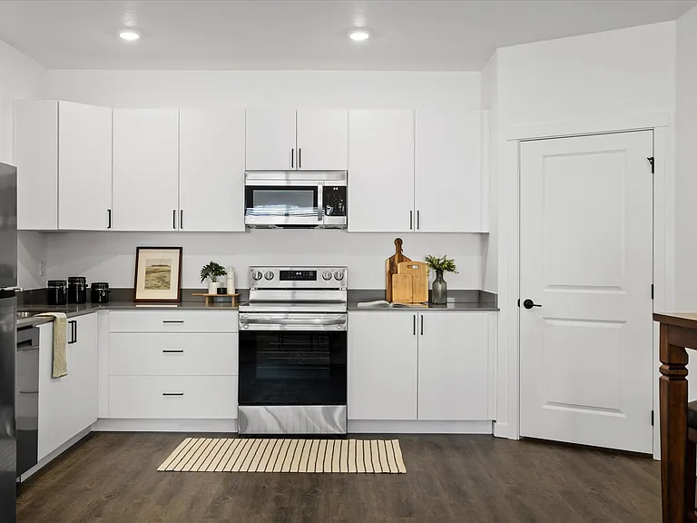 Shamrock Apartments — Photo 16