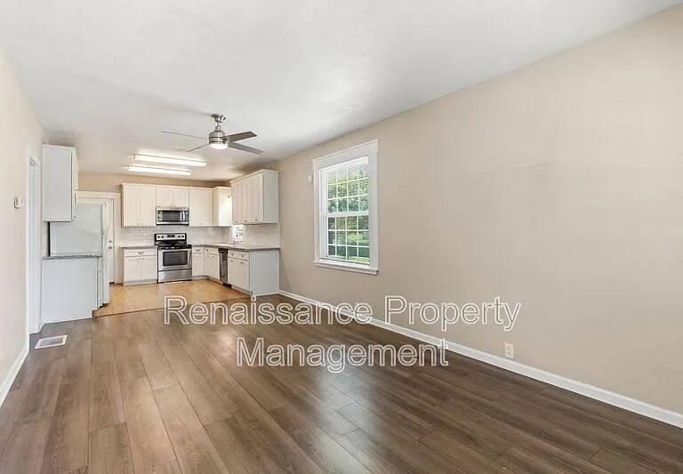 400 E Ellis St — Photo 3