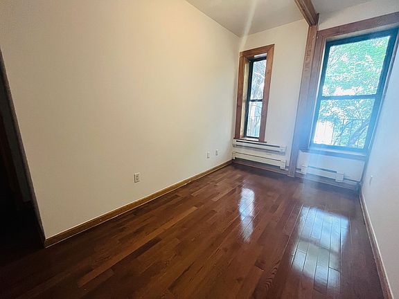 4th image of 215 E 115th St #2
