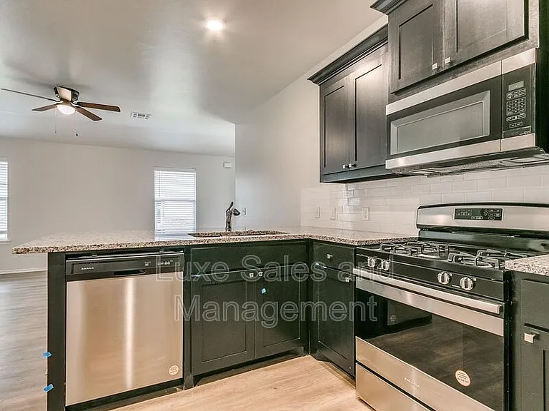 8003 NW 105th Ter — Photo 10