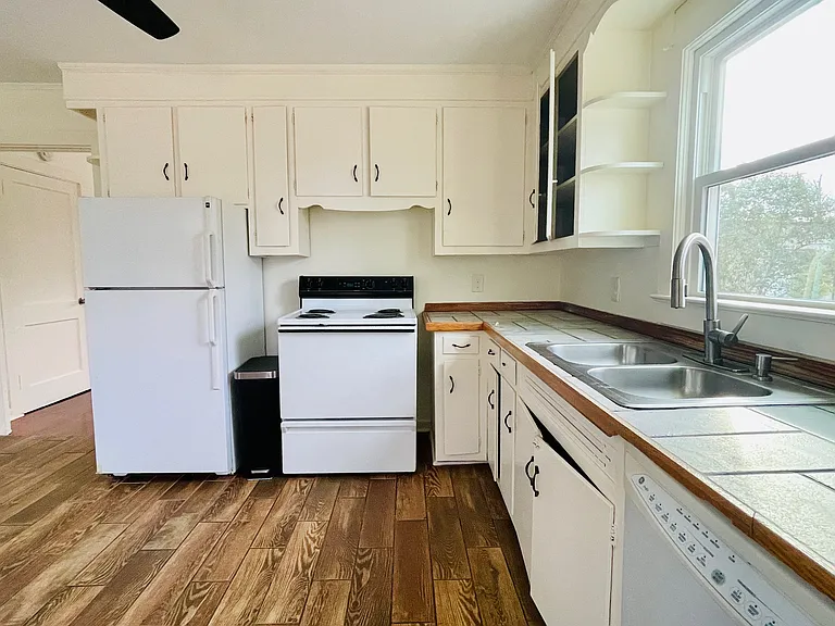 218 Old Piedmont Hwy #B — Photo 5