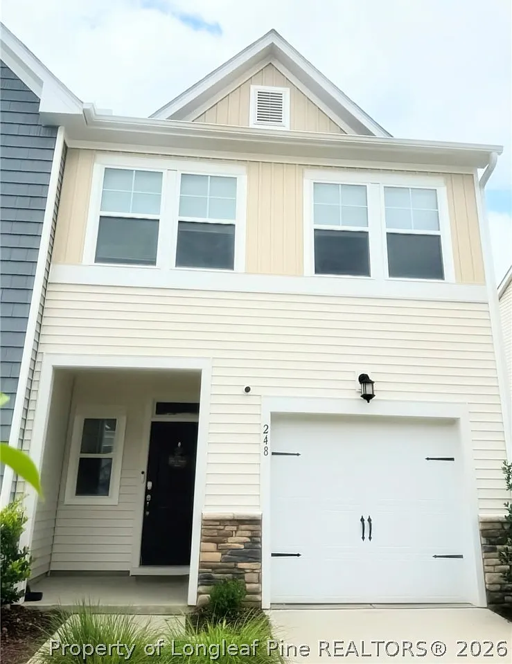 3 bed, 2.5 bath, 1581 sqft, $1,790 — Photo 1