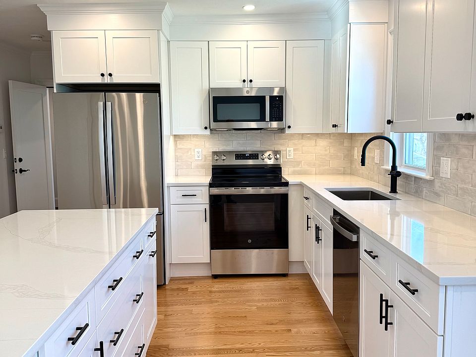 Kitchen: Brand New Stainless Steel Appliances, Quartz Countertops