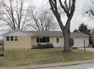 418 Poinsettia Dr, Quincy, IL 62305