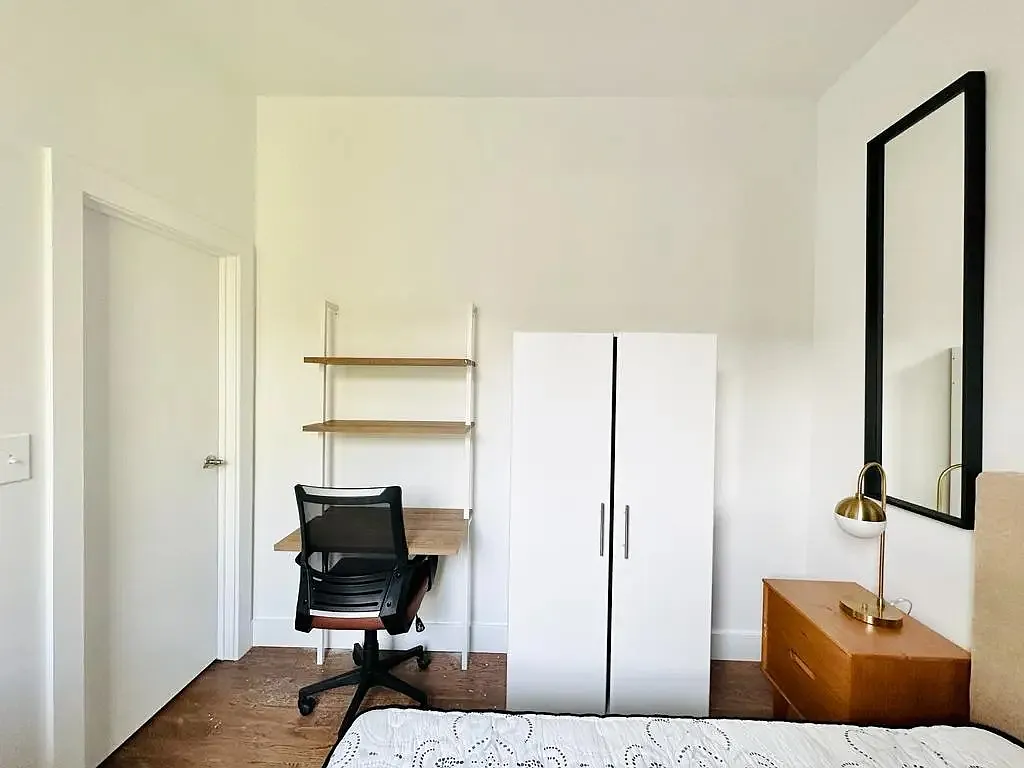 5 bed, 4.0 bath, 1200 sqft, $1,050 — Photo 3