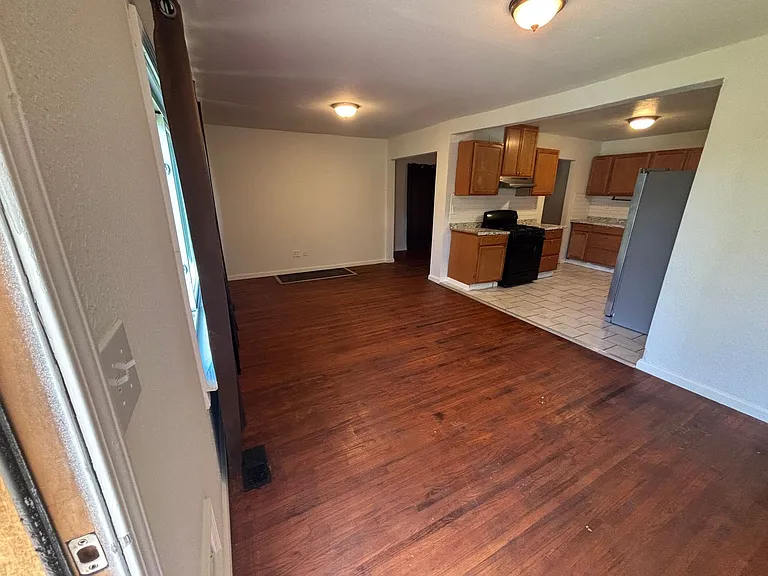 245 E Young Pl — Photo 32
