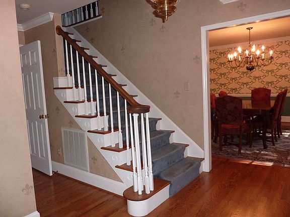Elegant Foyer w/Hardwood Floors