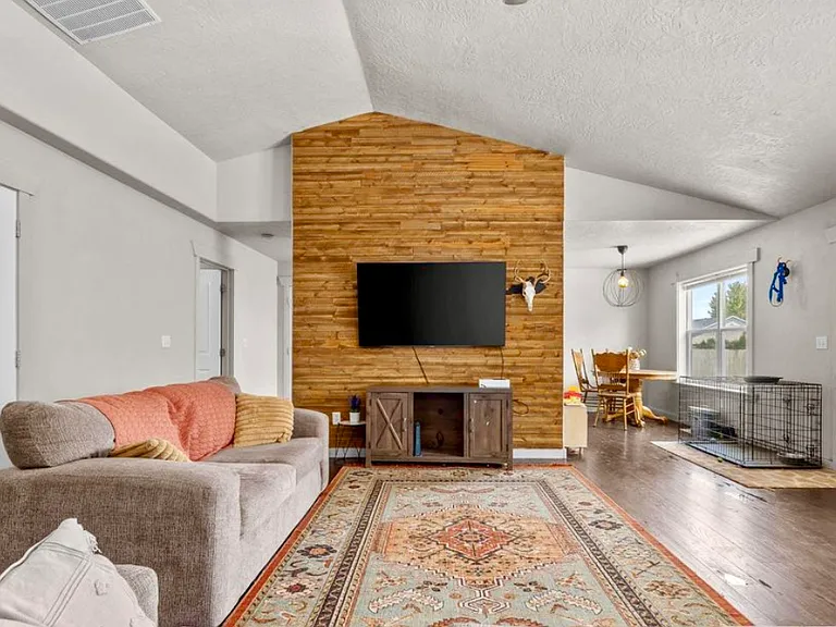 1110 SW Isaac Ln — Photo 5