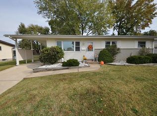 445 Falcon Dr, Florissant, MO 63031