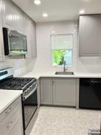 678 Grove St — Photo 3
