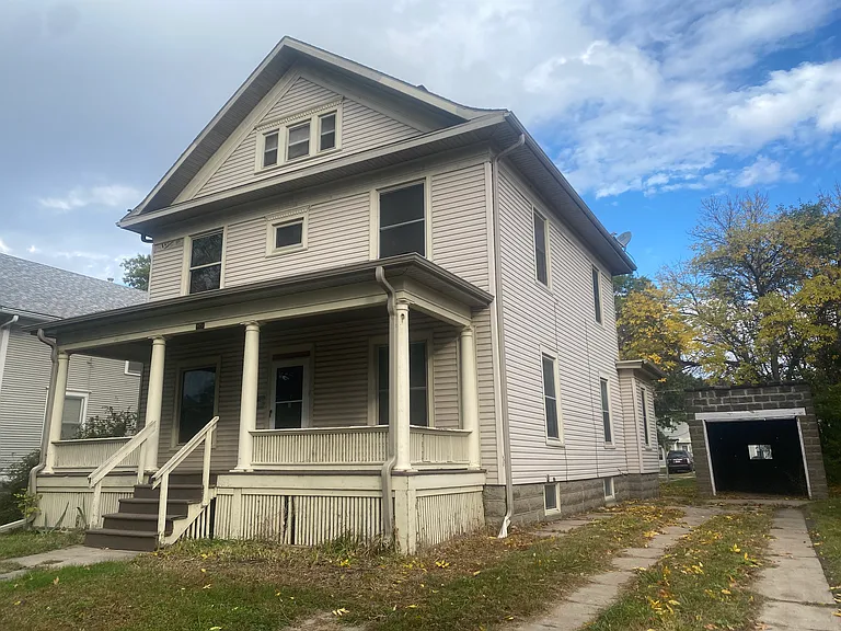 920 E St — Photo 2