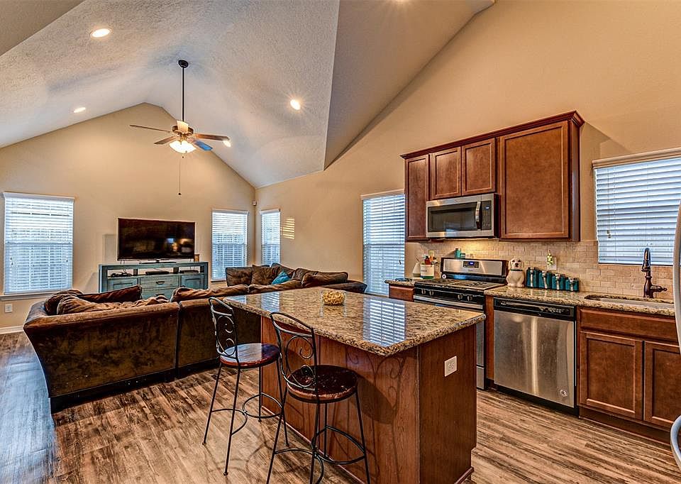 1st image of 28515 Islington Dr