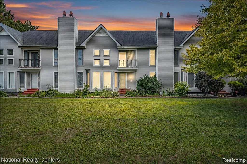 2 bed, 1.5 bath, 1323 sqft, $1,600 — Photo 1