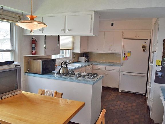 4th image of 2200 Cedarview Dr