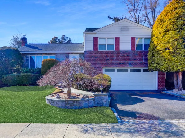 39 Cranberry Lane, Plainview, NY 11803