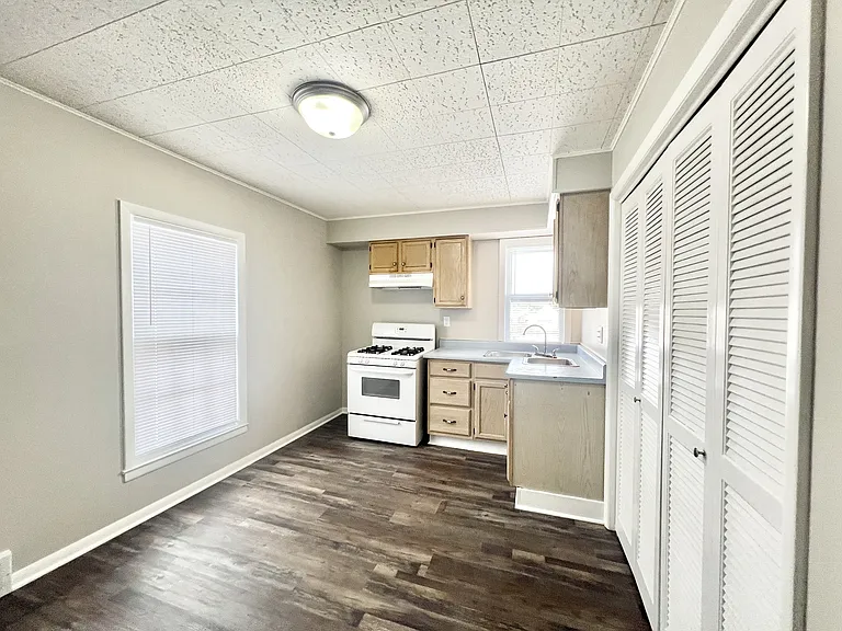 921 W Grand Ave — Photo 17