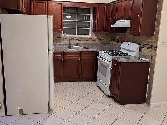 4th image of 844 Burke Ave Floor 2