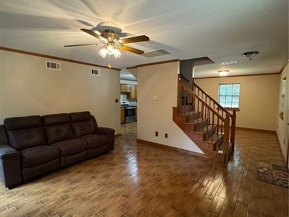 5th image of 400 Polk Ln